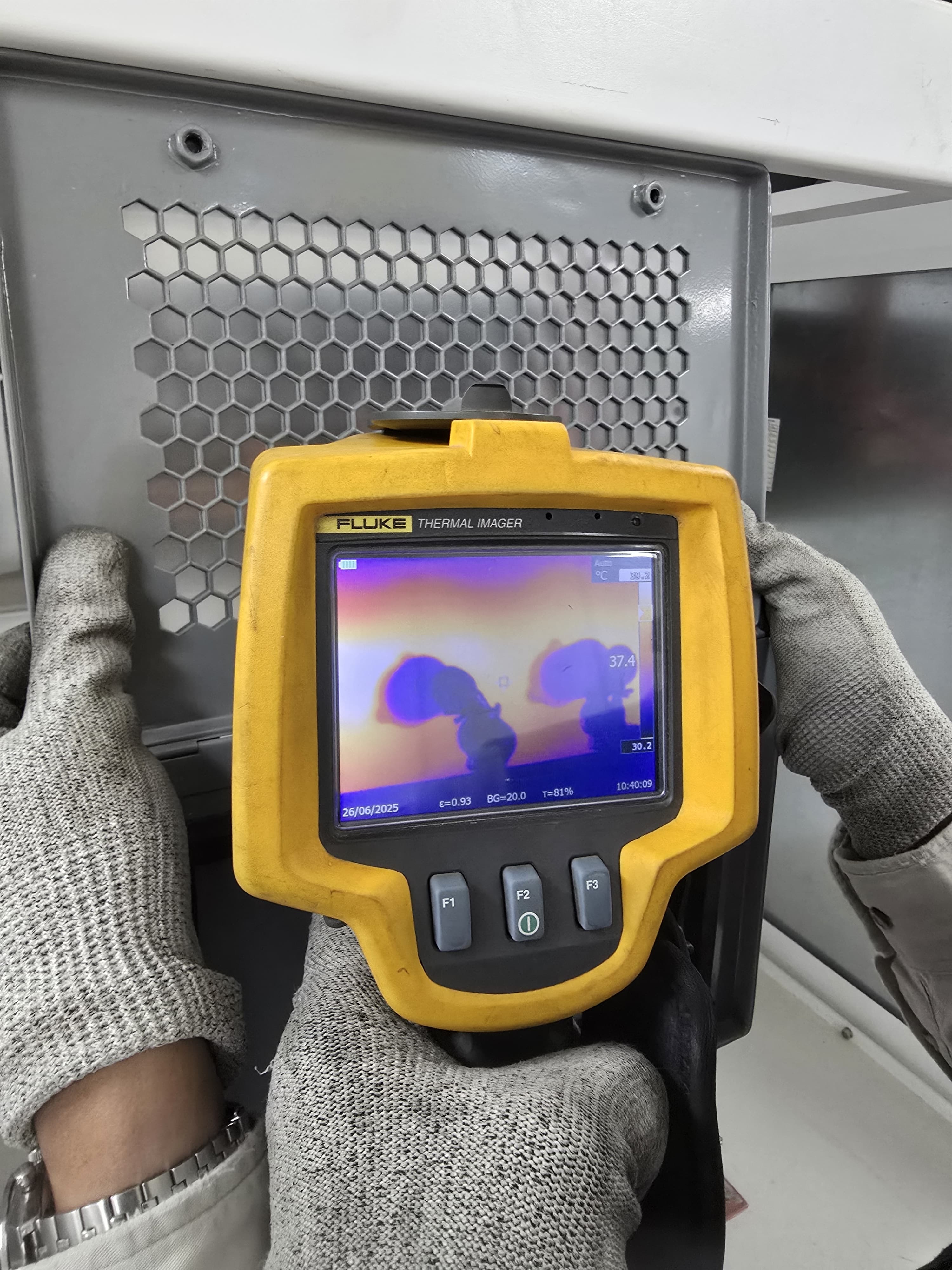 Técnico realizando inspección térmica con cámara Fluke