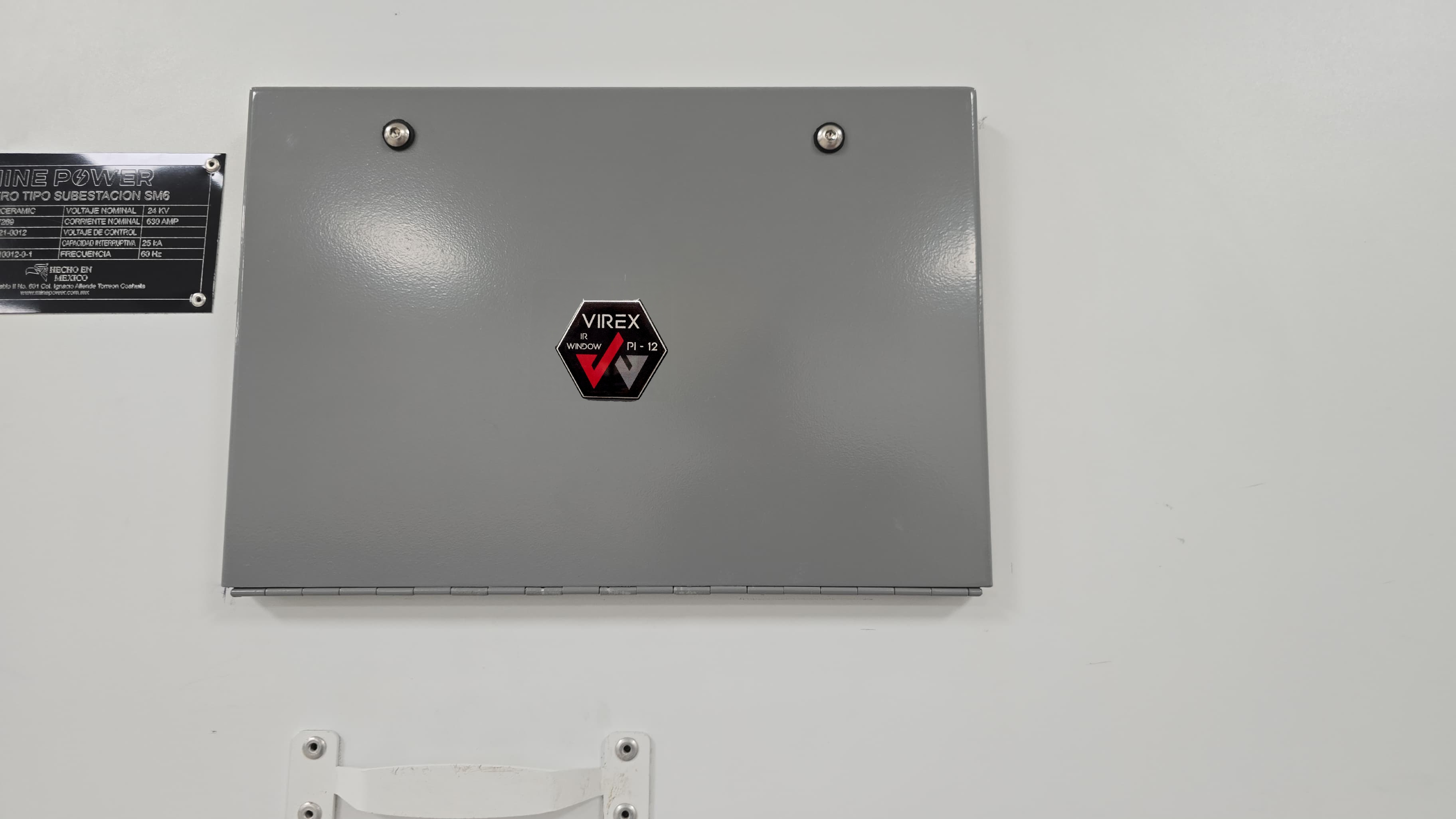 Cámara térmica montada en trípode para inspecciones regulares